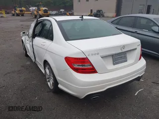 2013 Mercedes-Benz C 300 Sport z VIN WDDGF8ABXDR289262, wystawiony jako IAAI lot #42181367 z przebiegiem 130 744 mil mil oraz . Historia ofert i sprzedaży dostępna na DreamBid. Obrazek 3.