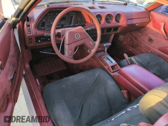 1983 Datsun 280ZX z VIN JN1HZ04S2DX564639, wystawiony jako Copart lot #75222314 z przebiegiem 75 925 mil mil oraz Szkody całkowita. Historia ofert i sprzedaży dostępna na DreamBid. Obrazek 8.