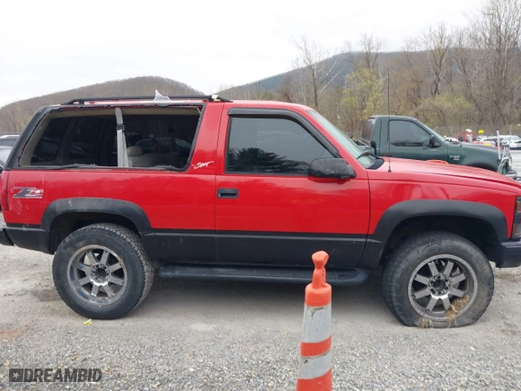 1996 Chevrolet Tahoe with VIN 3GNEK18R8TG153872, listed as a IAAI auction lot 41913476 with 120,686 mi miles. Bid and sale history available at carsss.com. Image 13.