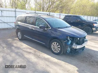 2017 Chrysler Pacifica Touring L z VIN 2C4RC1BG8HR594451, wystawiony jako IAAI lot #42109996 z przebiegiem 158 395 mil mil oraz . Historia ofert i sprzedaży dostępna na DreamBid. Obrazek 1.
