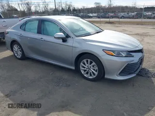 2024 Toyota Camry LE z VIN 4T1C11AK0RU204203, wystawiony jako IAAI lot #41657072 z przebiegiem 21 811 mil mil oraz . Historia ofert i sprzedaży dostępna na DreamBid. Obrazek 1.