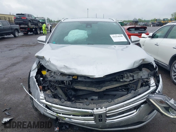 2017 Lincoln MKC Reserve z VIN 5LMCJ3D90HUL70673, wystawiony jako IAAI lot #42254648 z przebiegiem 100 465 mil mil oraz . Historia ofert i sprzedaży dostępna na DreamBid. Obrazek 13.