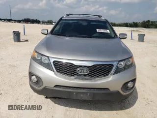 2012 Kia Sorento LX z VIN 5XYKT3A64CG274580, wystawiony jako Copart lot #55513455 z przebiegiem 167 369 mil mil oraz Szkoda całkowita • Salvage title. Historia ofert i sprzedaży dostępna na DreamBid. Obrazek 5.