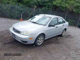 2005 Ford Focus S z VIN 1FAHP34N95W240955, wystawiony jako IAAI lot #42243013 z przebiegiem 251 204 mil mil oraz . Historia ofert i sprzedaży dostępna na DreamBid. Obrazek 2.