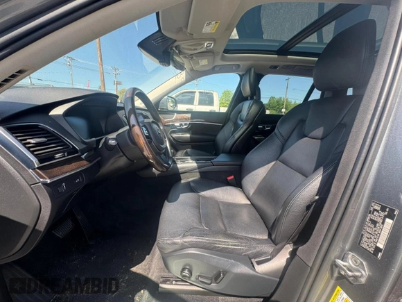2016 Volvo XC90 T6 Momentum z VIN YV4A22PK3G1075472, wystawiony jako Copart lot #59800535 z przebiegiem 96 270 mil mil oraz Czysty tytuł • Clean title. Historia ofert i sprzedaży dostępna na DreamBid. Obrazek 5.