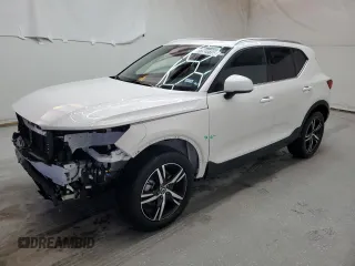 2025 Volvo XC40 Core Bright Theme z VIN YV4L12UJ3S2473842, wystawiony jako Copart lot #77522744 z przebiegiem 1 640 mil mil oraz Czysty tytuł • Clean title. Historia ofert i sprzedaży dostępna na DreamBid. Obrazek 1.