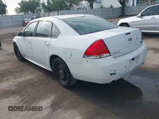 2013 Chevrolet Impala Police z VIN 2G1WD5E34D1257342, wystawiony jako IAAI lot #42228969 z przebiegiem 156 736 mil mil oraz . Historia ofert i sprzedaży dostępna na DreamBid. Obrazek 3.