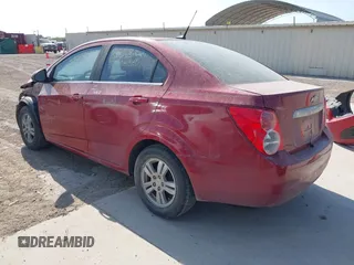 2012 Chevrolet Sonic LT z VIN 1G1JC5SHXC4113696, wystawiony jako IAAI lot #41843938 z przebiegiem 102 111 mil mil oraz . Historia ofert i sprzedaży dostępna na DreamBid. Obrazek 3.