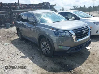 2024 Nissan Pathfinder S z VIN 5N1DR3AA0RC306767, wystawiony jako IAAI lot #42233662 z przebiegiem 34 074 mil mil oraz . Historia ofert i sprzedaży dostępna na DreamBid. Obrazek 1.