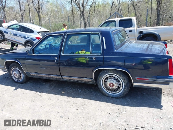 1988 Cadillac Fleetwood z VIN 1G6CB5153J4265796, wystawiony jako IAAI lot #42129869 z przebiegiem 63 756 mil mil oraz . Historia ofert i sprzedaży dostępna na DreamBid. Obrazek 14.