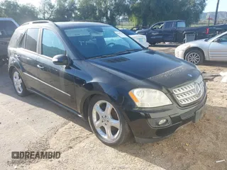 2006 Mercedes-Benz M 500 z VIN 4JGBB75EX6A003230, wystawiony jako IAAI lot #41847416 z przebiegiem 107 682 mil mil oraz . Historia ofert i sprzedaży dostępna na DreamBid. Obrazek 1.