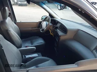 2000 Ford Windstar SEL with VIN 2FMZA5349YBB92945, listed as a IAAI auction lot 42719799 with 105,792 mi miles and . Bid and sale history available at DreamBid. Image 5.