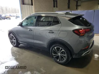 2020 Buick Encore GX Essence z VIN KL4MMFSL4LB095343, wystawiony jako Copart lot #47277695 z przebiegiem 135 502 mil mil oraz Czysty tytuł • Clean title. Historia ofert i sprzedaży dostępna na DreamBid. Obrazek 2.