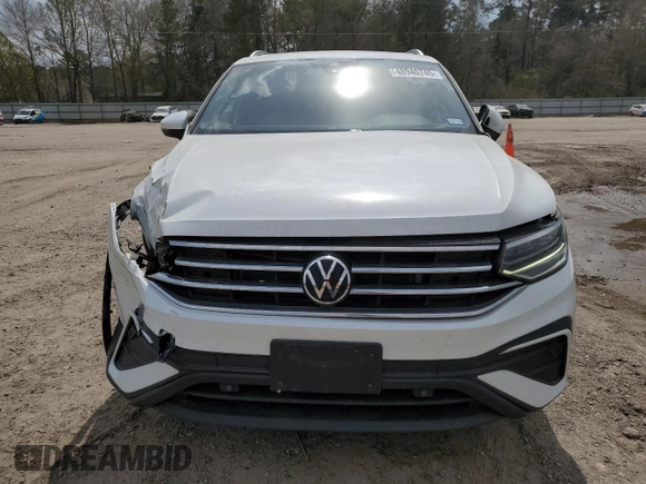 2023 Volkswagen Tiguan SE z VIN 3VVNB7AX9PM087233, wystawiony jako Copart lot #48940745 z przebiegiem 33 861 mil mil oraz Szkoda całkowita • Salvage title. Historia ofert i sprzedaży dostępna na DreamBid. Obrazek 5.