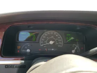 2003 Lincoln Town Car Signature z VIN 1LNHM82W43Y618527, wystawiony jako Copart lot #56135055 z przebiegiem 135 847 mil mil oraz Szkody całkowita. Historia ofert i sprzedaży dostępna na DreamBid. Obrazek 9.