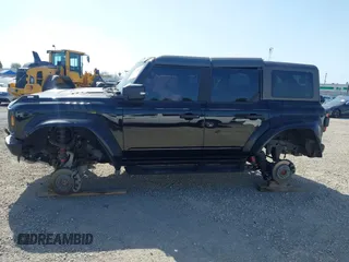 2023 Ford Bronco Raptor z VIN 1FMEE5JR4PLB08305, wystawiony jako IAAI lot #42114663 z przebiegiem 30 505 mil mil oraz . Historia ofert i sprzedaży dostępna na DreamBid. Obrazek 14.