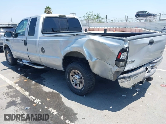 2005 Ford F-250 XL z VIN 1FTSX20555EC81170, wystawiony jako IAAI lot #42603180 z przebiegiem 111 720 mil mil oraz . Historia ofert i sprzedaży dostępna na DreamBid. Obrazek 3.