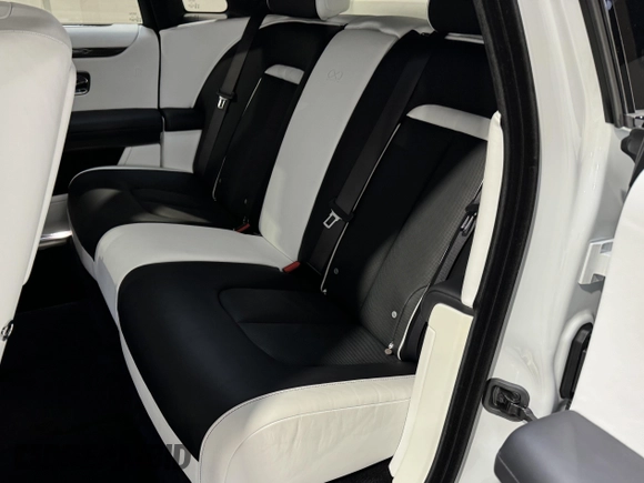 2022 Rolls-Royce Ghost Black Badge z VIN SCATD6C09NU209759, wystawiony jako IAAI lot #42301155 z przebiegiem 5631 mil mil oraz . Historia ofert i sprzedaży dostępna na DreamBid. Obrazek 8.
