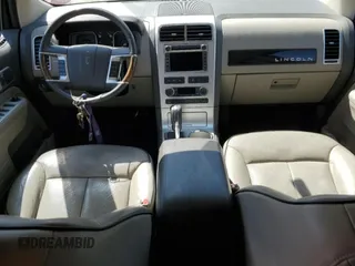 2010 Lincoln MKX z VIN 2LMDJ8JC2ABJ24499, wystawiony jako Copart lot #53376925 z przebiegiem 210 691 mil mil oraz Szkoda całkowita • Salvage title. Historia ofert i sprzedaży dostępna na DreamBid. Obrazek 8.