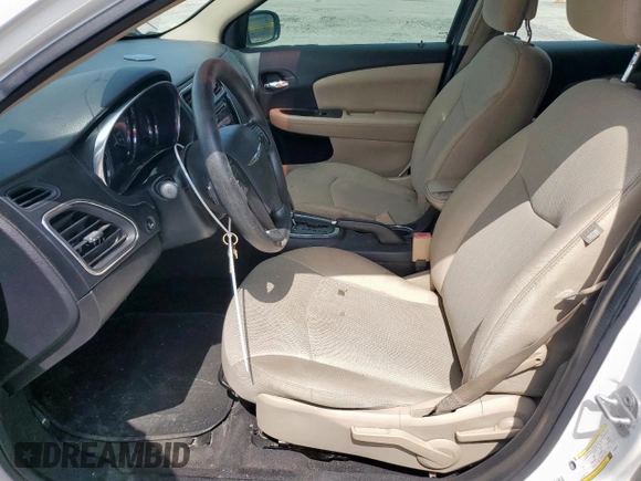 2013 Chrysler 200 LX z VIN 1C3CCBAB6DN763329, wystawiony jako Copart lot #58953035 z przebiegiem 162 879 mil mil oraz Szkoda całkowita • Salvage title. Historia ofert i sprzedaży dostępna na DreamBid. Obrazek 7.