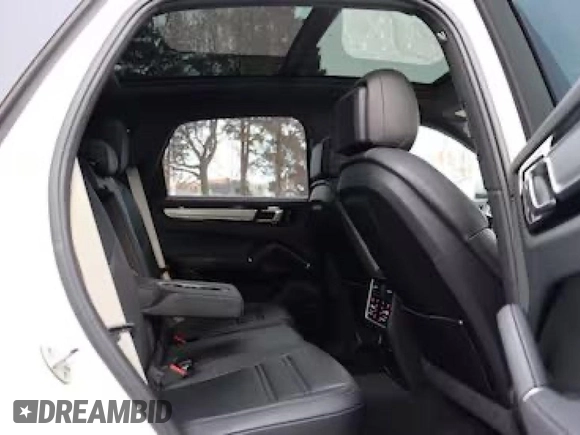 2022 Porsche Cayenne z VIN WP1AA2AY2NDA06673, wystawiony jako Copart lot #42586635 z przebiegiem 17 392 mil mil oraz Czysty tytuł • Clean title. Historia ofert i sprzedaży dostępna na DreamBid. Obrazek 6.