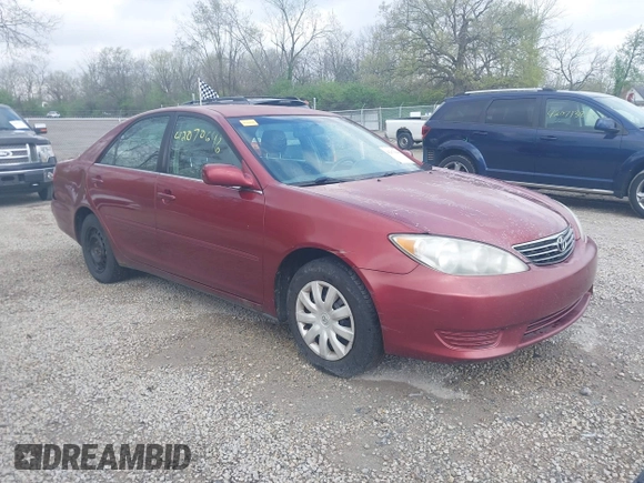 2005 Toyota Camry STD z VIN 4T1BE32K75U102935, wystawiony jako IAAI lot #42070646 z przebiegiem 298 125 mil mil oraz . Historia ofert i sprzedaży dostępna na DreamBid. Obrazek 1.