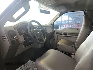 2008 Ford F-250 XL z VIN 1FTNX20568ED56668, wystawiony jako IAAI lot #42536918 z przebiegiem 84 920 mil mil oraz . Historia ofert i sprzedaży dostępna na DreamBid. Obrazek 10.