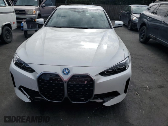 2024 BMW i4 eDrive35 z VIN WBY43AW00RFT22457, wystawiony jako Copart lot #53167205 z przebiegiem 3329 mil mil oraz Szkody całkowita. Historia ofert i sprzedaży dostępna na DreamBid. Obrazek 5.