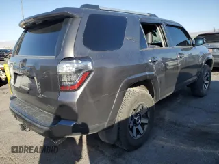 2018 Toyota 4Runner SR5 z VIN JTEBU5JR8J5485222, wystawiony jako Copart lot #52633325 z przebiegiem 107 412 mil mil oraz Szkoda całkowita • Salvage title. Historia ofert i sprzedaży dostępna na DreamBid. Obrazek 3.