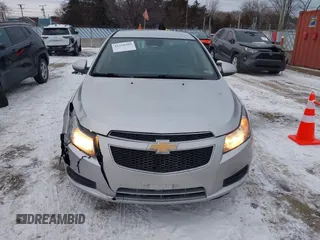 2014 Chevrolet Cruze 1LT z VIN 1G1PC5SB3E7224548, wystawiony jako IAAI lot #41318399 z przebiegiem 185 087 mil mil oraz . Historia ofert i sprzedaży dostępna na DreamBid. Obrazek 12.