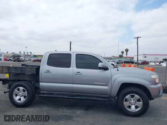 2014 Toyota Tacoma PreRunner z VIN 3TMJU4GNXEM164121, wystawiony jako IAAI lot #42568581 z przebiegiem 201 316 mil mil oraz . Historia ofert i sprzedaży dostępna na DreamBid. Obrazek 13.