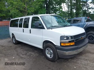 2025 Chevrolet Express Passenger z VIN 1GAZGPF72S1152397, wystawiony jako IAAI lot #42484006 z przebiegiem 4 250 mil mil oraz . Historia ofert i sprzedaży dostępna na DreamBid. Obrazek 1.