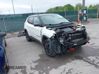 2020 Jeep Compass Trailhawk z VIN 3C4NJDDB8LT195584, wystawiony jako IAAI lot #42295678 z przebiegiem 99 762 mil mil oraz . Historia ofert i sprzedaży dostępna na DreamBid. Obrazek 1.