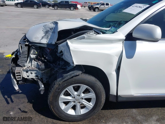 2013 Toyota Highlander with VIN 5TDZK3EH3DS132898, listed as a IAAI auction lot 41992862 with 140,525 mi miles. Bid and sale history available at carsss.com. Image 6.