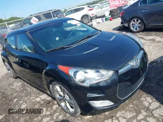 2013 Hyundai Veloster w/Black Int z VIN KMHTC6AD5DU120315, wystawiony jako IAAI lot #40062472 z przebiegiem 111 041 mil mil oraz . Historia ofert i sprzedaży dostępna na DreamBid. Obrazek 1.