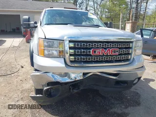 2014 GMC Sierra 2500HD SLT z VIN 1GT121C87EF192186, wystawiony jako IAAI lot #42112685 z przebiegiem 114 626 mil mil oraz . Historia ofert i sprzedaży dostępna na DreamBid. Obrazek 6.