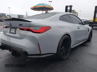 2023 BMW M4 Competition xDrive с VIN WBS43AZ00PCM16326, выставлен на аукционе IAAI как лот 42153872 с пробегом 10 165 миль миль и . История ставок и продаж доступна на DreamBid. Изображение 4.