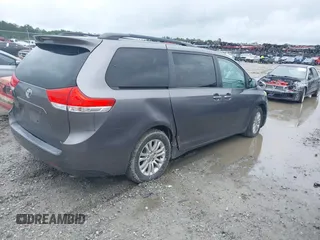 2011 Toyota Sienna XLE AAS z VIN 5TDYK3DC9BS114078, wystawiony jako IAAI lot #42434853 z przebiegiem 301 384 mil mil oraz . Historia ofert i sprzedaży dostępna na DreamBid. Obrazek 4.