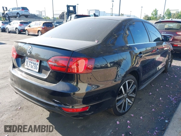 2013 Volkswagen Jetta GLI Autobahn z VIN 3VW4A7AJ9DM381412, wystawiony jako IAAI lot #42378360 z przebiegiem 125 910 mil mil oraz . Historia ofert i sprzedaży dostępna na DreamBid. Obrazek 4.