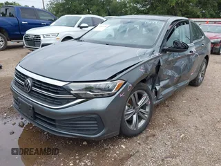 2024 Volkswagen Jetta SE z VIN 3VW7M7BU9RM011999, wystawiony jako IAAI lot #42697218 z przebiegiem 47 078 mil mil oraz . Historia ofert i sprzedaży dostępna na DreamBid. Obrazek 17.