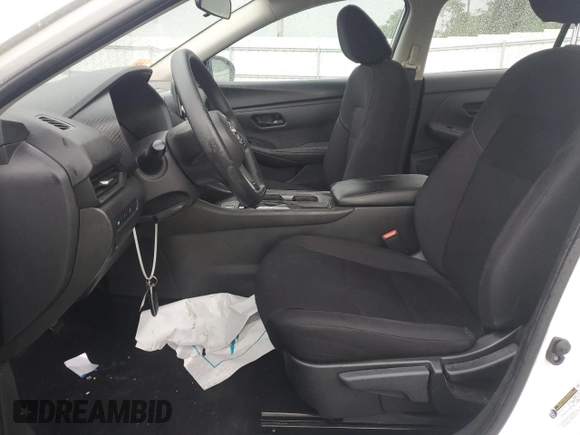 2024 Nissan Sentra S z VIN 3N1AB8BV0RY284418, wystawiony jako Copart lot #56838965 z przebiegiem 46 435 mil mil oraz Czysty tytuł • Clean title. Historia ofert i sprzedaży dostępna na DreamBid. Obrazek 7.