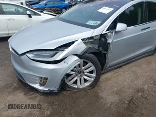 2016 Tesla Model X 70D z VIN 5YJXCAE25GF022898, wystawiony jako IAAI lot #39945988 z przebiegiem Nie podano mil oraz . Historia ofert i sprzedaży dostępna na DreamBid. Obrazek 6.