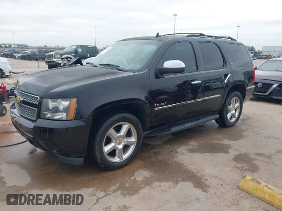 2014 Chevrolet Tahoe LTZ z VIN 1GNSCCE04ER141920, wystawiony jako IAAI lot #41484239 z przebiegiem 98 855 mil mil oraz . Historia ofert i sprzedaży dostępna na DreamBid. Obrazek 2.