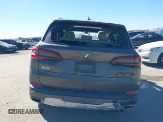 2021 BMW X5 xDrive40i z VIN 5UXCR6C09M9G00150, wystawiony jako IAAI lot #41647528 z przebiegiem Nie podano mil oraz . Historia ofert i sprzedaży dostępna na DreamBid. Obrazek 16.