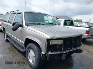 1999 Chevrolet Suburban z VIN 3GNFK16RXXG249676, wystawiony jako IAAI lot #42086691 z przebiegiem 319 094 mil mil oraz . Historia ofert i sprzedaży dostępna na DreamBid. Obrazek 1.