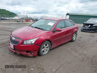 2014 Chevrolet Cruze 1LT z VIN 1G1PC5SB1E7191629, wystawiony jako IAAI lot #42341440 z przebiegiem 109 596 mil mil oraz . Historia ofert i sprzedaży dostępna na DreamBid. Obrazek 2.