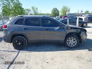 2016 Jeep Cherokee Latitude z VIN 1C4PJLCB5GW264607, wystawiony jako IAAI lot #42275637 z przebiegiem 64 264 mil mil oraz . Historia ofert i sprzedaży dostępna na DreamBid. Obrazek 13.