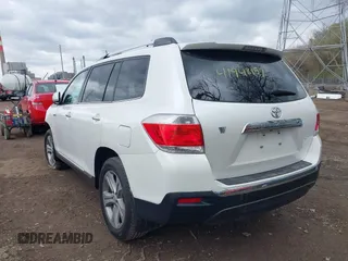 2013 Toyota Highlander Limited z VIN 5TDYK3EH5DS138469, wystawiony jako IAAI lot #41948157 z przebiegiem 135 382 mil mil oraz . Historia ofert i sprzedaży dostępna na DreamBid. Obrazek 3.