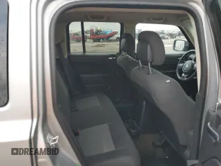 2017 Jeep Patriot Latitude z VIN 1C4NJPFA6HD149805, wystawiony jako Copart lot #54381665 z przebiegiem 88 011 mil mil oraz Szkoda całkowita • Salvage title. Historia ofert i sprzedaży dostępna na DreamBid. Obrazek 10.