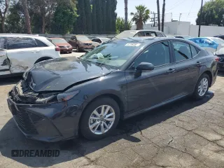 2025 Toyota Camry LE z VIN 4T1DAACK6SU024733, wystawiony jako Copart lot #59023475 z przebiegiem 6 697 mil mil oraz Czysty tytuł • Clean title. Historia ofert i sprzedaży dostępna na DreamBid. Obrazek 1.